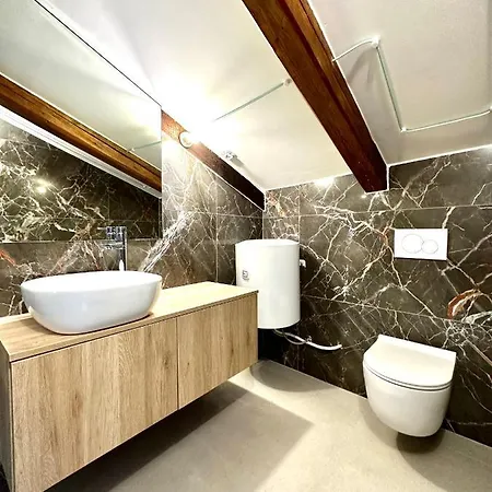 Damir Skomina شقة *